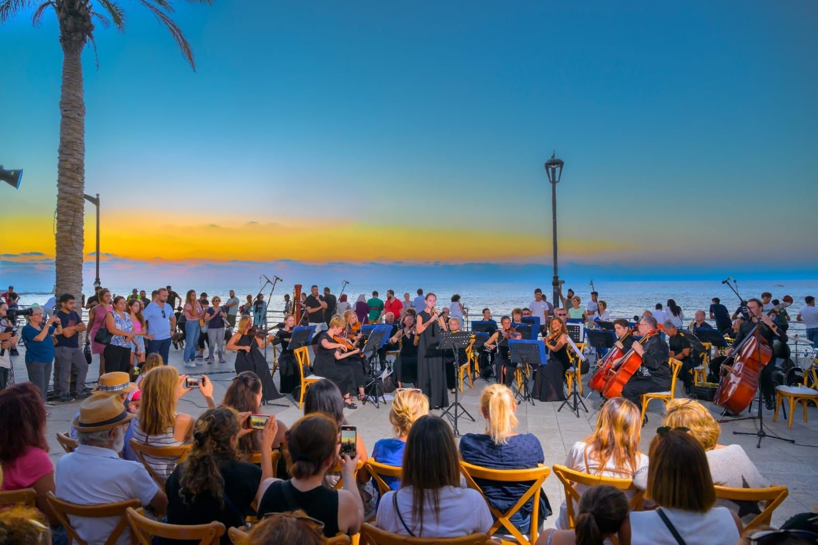 الأوركسترا الفلهارمونية تعزف سمفونية الغروب على كورنيش بيروت (صور)